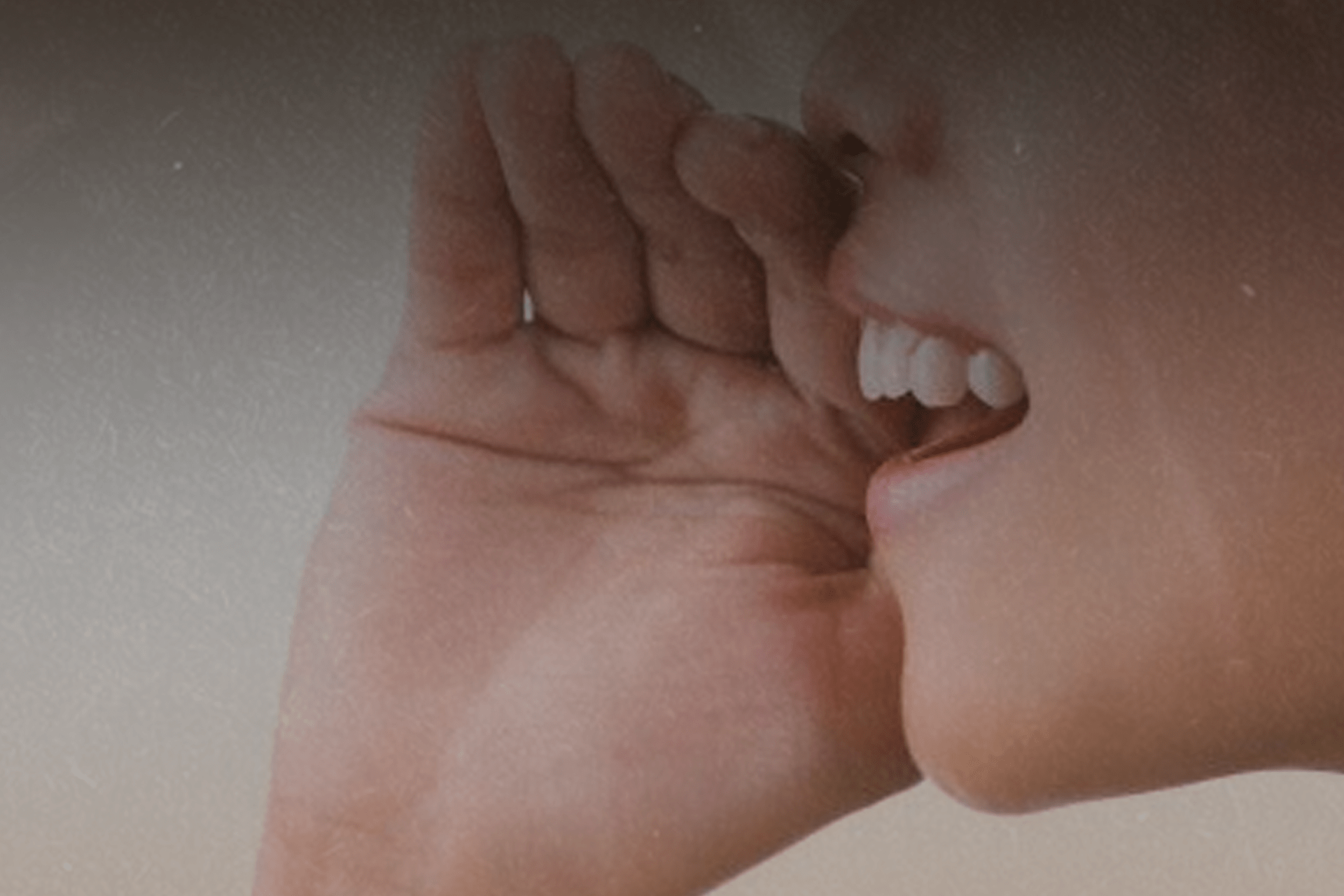 Como a psicologia explica o comportamento de pessoas que falam sozinhas